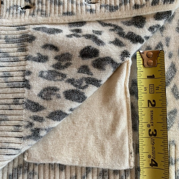 Forever21 Animal Print Cardigan Small with Pockets & Buttons. Good Condition. - Picture 3 of 10